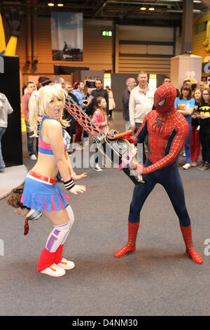 Birmingham, UK. 17 mars 2013. Tabitha Lyons (Modèle) et Spiderman poser pour des photos à Birmingham MCM Expo. Banque D'Images