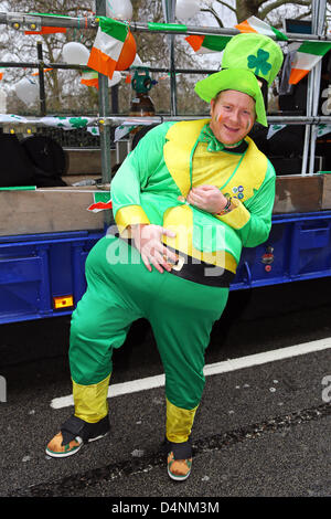 Londres, Royaume-Uni. 17 mars 2013. Participant habillé en vert pour le défilé de la Saint-Patrick, Londres, Angleterre Banque D'Images