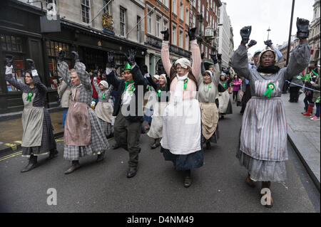 St Patrick's Day Parade le 17/03/2013 à Westminster, Londres. Le défilé est parti de Piccadilly par Green Park à 12 heures et s'est rendu à Whitehall. Une des principales attractions est le Puca, un dragon gonflable géant conçu par l'artiste leader Keith Payne. Photo par Julie Edwards Banque D'Images