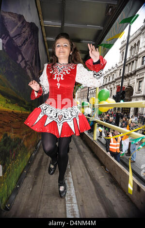 Sur la danse traditionnelle irlandaise Donegal l'Association London's flotter au cours de la Parade de la St Patrick le 17/03/2013 à Westminster, Londres. Le défilé est parti de Piccadilly par Green Park à 12 heures et s'est rendu à Whitehall. Une des principales attractions est le Puca, un dragon gonflable géant conçu par l'artiste leader Keith Payne. Photo par Julie Edwards Banque D'Images