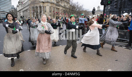 St Patrick's Day Parade le 17/03/2013 à Westminster, Londres. Le défilé est parti de Piccadilly par Green Park à 12 heures et s'est rendu à Whitehall. Une des principales attractions est le Puca, un dragon gonflable géant conçu par l'artiste leader Keith Payne. Photo par Julie Edwards Banque D'Images