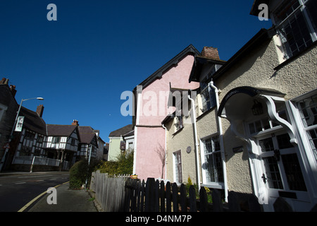 Ville de Ruthin, au Pays de Galles. Vue pittoresque de Ruthin Castle Street du Nantclwyd avec chambre à l'arrière-plan. Banque D'Images