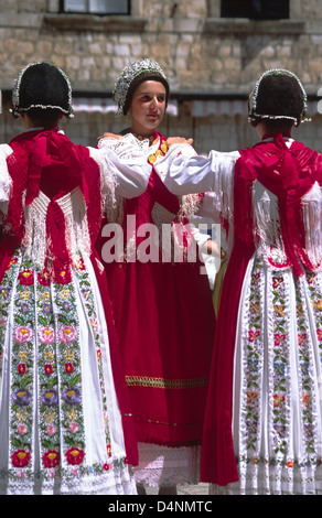 Danseurs et chanteurs folk traditionnel en rouge robes brodées, Dubrovnik, Dalmatie, Croatie. Banque D'Images