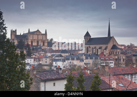 Donnant sur la ville de Poitiers. Banque D'Images