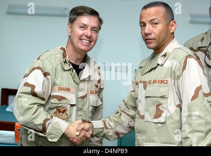 Le colonel Lindsey Graham (à gauche), un sénateur américain de la Caroline du Sud est accueilli par le colonel Andrew Montiero dans l'air d'installations de transfert médical le 9 avril 2007 à la base aérienne de Balad, de l'Iraq. Le colonel Graham est un juge-avocat de la réserve avec la Garde nationale. Banque D'Images