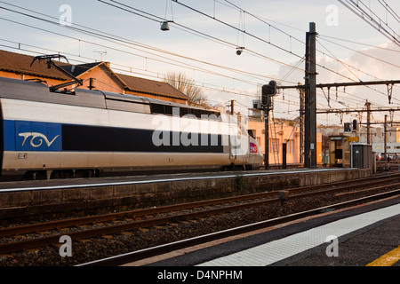 Un TGV départ attend à Poitiers gare. Banque D'Images