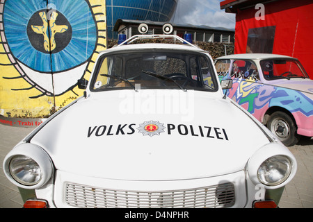 En dehors de voitures Trabant Trabi world museum à Zimmerstrasse utilisé pour les visites guidées de la ville de Berlin, Allemagne Banque D'Images