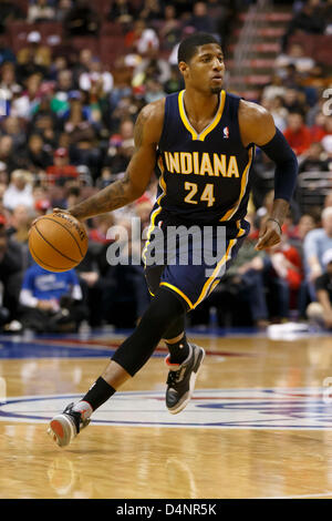 16 mars 2013 : Indiana Pacers petit ailier Paul George (24) en action avec le ballon au cours de la NBA match entre les Indiana Pacers et les Philadelphia 76ers au Wells Fargo Center de Philadelphie, Pennsylvanie. Les Philadelphia 76ers battre les Indiana Pacers, 98-91. Banque D'Images