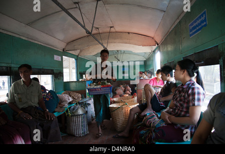 Les navetteurs sur la Circle Line Train Yangon Birmanie Banque D'Images