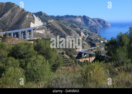 Vue côtière de Maro (Nerja) sur la Costa del Sol dans la province de Malaga, Espagne Banque D'Images