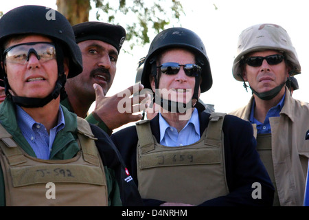 Le Lieutenant-colonel irakien Hussein Hamid Issa, chef instructeur à l'École de police de Kirkouk, nous parle le sénateur John McCain (centre), le sénateur Lindsey Graham (à gauche) et de l'Utah Gouverneur Jon Huntsman, Jr. lors d'une mission d'enquête du Congrès le 23 novembre 2007 pour le nord-est de l'Iraq. Banque D'Images