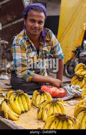 L'homme de vendre des bananes à un marché à Varanasi, Inde Banque D'Images