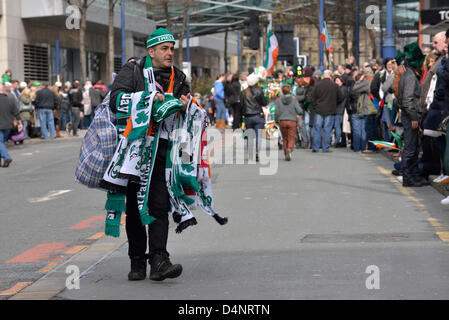 Dimanche 17 mars 2013. Un foulard-vendeur promenades le long de la rue comme des milliers de gens d'assister au marché irlandais et à regarder la parade irlandaise processus par le centre-ville. Le défilé a commencé à partir de l'Irish Centre du patrimoine à Cheetham Hill, au Nord de Manchester et traitées au centre-ville en passant l'hôtel de ville à Albert Square. De nombreux Irlandais avec connexions étaient en costume traditionnel irlandais. Manchester, UK Banque D'Images