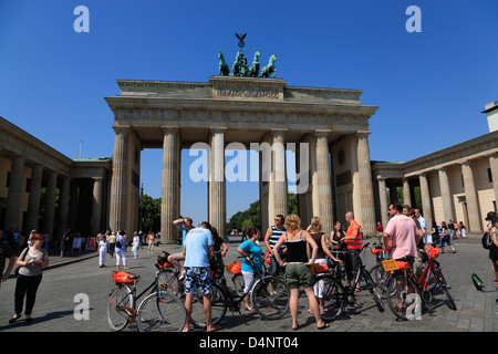 Porte de Brandebourg, Brandenburger Tor, guideded location d''arrête en face de la porte, Berlin, Allemagne Banque D'Images