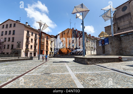 Grande photo murale sur la Plaza de las Brullerias montrant les différents métiers traditionnels à Vitoria-Gasteiz, Pays Basque, Espagne Banque D'Images