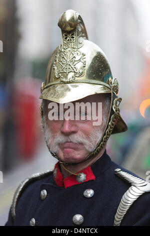 Dimanche, 17 mars 2013, Londres, Royaume-Uni. Homme avec un uniforme de pompier de l'époque victorienne et un casque. St Patrick's Day Parade et célébrations au centre de Londres. Credit : Nick Savage/Alamy Live News Banque D'Images