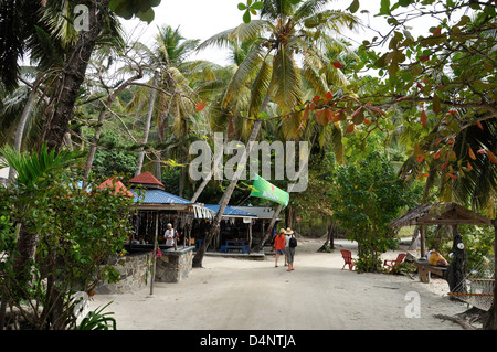 Bars le long de plage de Great Harbour, Jost Van Dyke, Iles Vierges britanniques. Banque D'Images