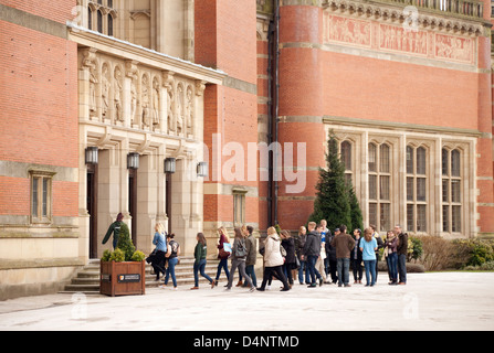 Personnes dans Chancellors Court, l'Université de Birmingham, une brique rouge, de l'université campus de l'Edgbaston, UK Banque D'Images