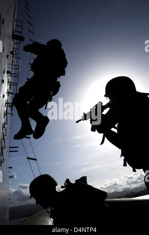 Les marins de l'US Navy de la visite, un conseil, une équipe de recherche et de saisie de la frégate lance-missiles USS Missouri le cuirassé conseil Crommelin Memorial au cours d'un exercice de formation à la sécurité maritime le 14 avril 2010 dans le port de poire, HI. Banque D'Images