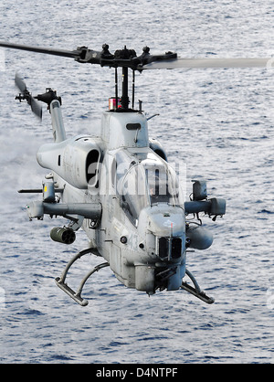 Un Marine AMÉRICAIN AH-1W Super Cobra hélicoptère de combat pendant les opérations de vol à bord du navire d'assaut amphibie USS PELELIU, 17 juin 2010 dans la mer Adriatique. Banque D'Images