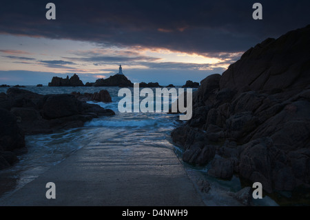 L'hiver soleil libre de Corbiere lighthouse au causeway slipway à Jersey Channel Islands Banque D'Images