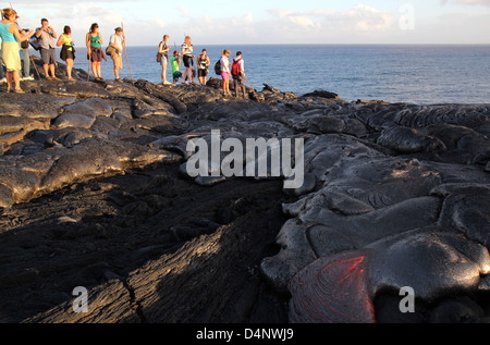 Les touristes à hot gigantesque coulée de lave près de l'océan Pacifique Volcan Mauna Kea Hawaii Banque D'Images