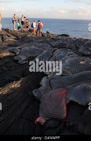 Les touristes à hot gigantesque coulée de lave près de l'océan Pacifique Volcan Mauna Kea Hawaii Banque D'Images