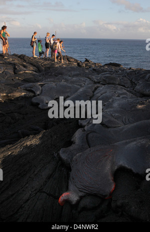 Les touristes à hot gigantesque coulée de lave près de l'océan Pacifique Volcan Mauna Kea Hawaii Banque D'Images