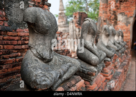 Ayutthaya, Thaïlande, figures de pierre sans la tête dans le temple Chaiwatthanaram Banque D'Images