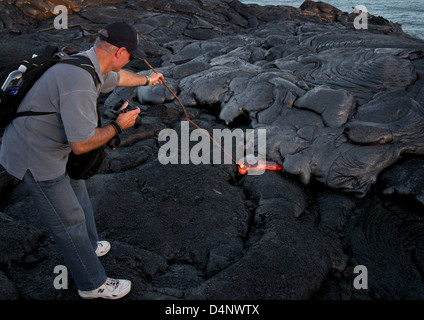 Les touristes à hot gigantesque coulée de lave près de l'océan Pacifique Volcan Mauna Kea Hawaii Banque D'Images