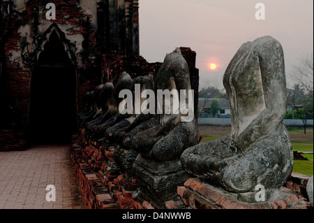 Ayutthaya, Thaïlande, figures de pierre sans la tête dans le temple Chaiwatthanaram Banque D'Images