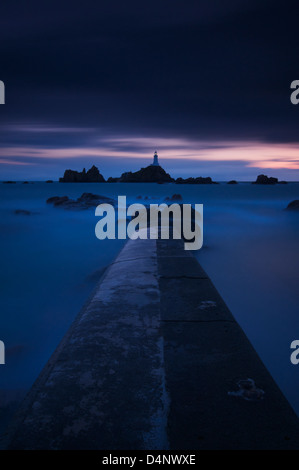 L'hiver soleil libre de Corbiere lighthouse à Jersey Channel Islands Mars 2013 Banque D'Images