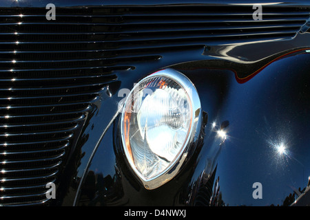 Vue rapprochée de grill et de projecteur sur un Vintage rénovation street rod. Banque D'Images