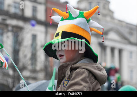 Dublin, Irlande, 17 mars 2013. Saint Patrick's Day Parade dans le centre de Dublin. Malgré le froid et la pluie, des milliers de chantres de nombreuses nations sont venus en force et un sourire. Banque D'Images