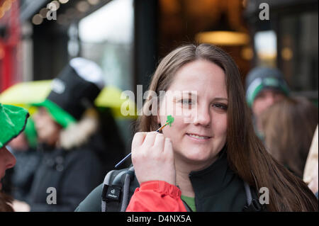 Dublin, Irlande, 17 mars 2013. Saint Patrick's Day Parade dans le centre de Dublin. Malgré le froid et la pluie, des milliers de chantres de nombreuses nations sont venus en force et un sourire. Banque D'Images