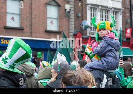 Dublin, Irlande, 17 mars 2013. Saint Patrick's Day Parade dans le centre de Dublin. Malgré le froid et la pluie, des milliers de chantres de nombreuses nations sont venus en force et un sourire. Banque D'Images