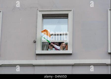 Dublin, Irlande, 17 mars 2013. Saint Patrick's Day Parade dans le centre de Dublin. Malgré le froid et la pluie, des milliers de chantres de nombreuses nations sont venus en force et un sourire. Banque D'Images