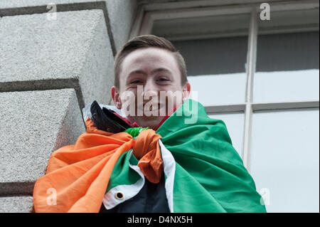 Dublin, Irlande, 17 mars 2013. Saint Patrick's Day Parade dans le centre de Dublin. Malgré le froid et la pluie, des milliers de chantres de nombreuses nations sont venus en force et un sourire. Banque D'Images