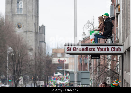 Dublin, Irlande, 17 mars 2013. Saint Patrick's Day Parade dans le centre de Dublin. Malgré le froid et la pluie, des milliers de chantres de nombreuses nations sont venus en force et un sourire. Banque D'Images