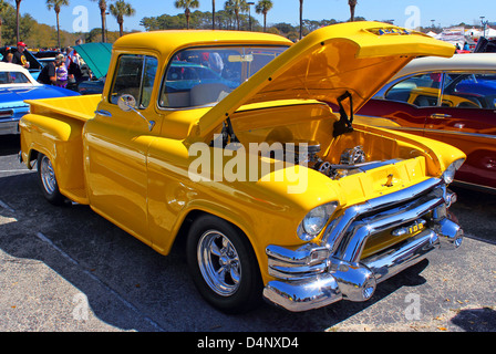 Une rénovation vintage pick up avec le capot jusqu'à la course au soleil car show à Myrtle Beach, SC le 15 mars 2013 Banque D'Images