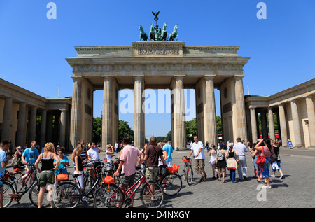 Porte de Brandebourg (Brandenburger Tor), visite guidée en vélo, arrêter, Berlin, Allemagne Banque D'Images