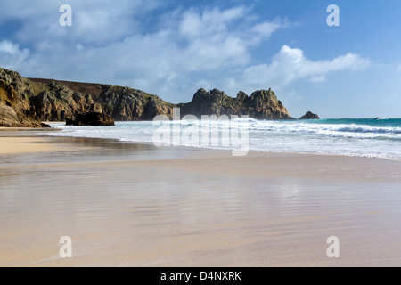 La magnifique plage de sable fin de Porthcurno Cornwall England UK Banque D'Images