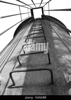 Low angle shot noir et blanc d'une vieille tour avec escalier métallique Banque D'Images