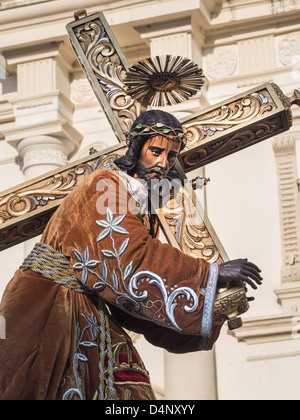 Statue de Jésus Christ en robe portant une croix Banque D'Images