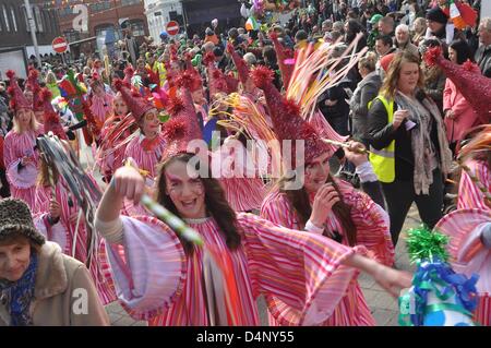 Armagh, en Irlande du Nord. 17 mars, 2013. Howstoppers «' prendre part à la parade de la St Patrick qui passe dans un panier-Market Street dans le centre-ville. Armagh N.Ireland 17 mars 2013 CREDIT : LiamMcArdle.com/Alamy Live News Banque D'Images