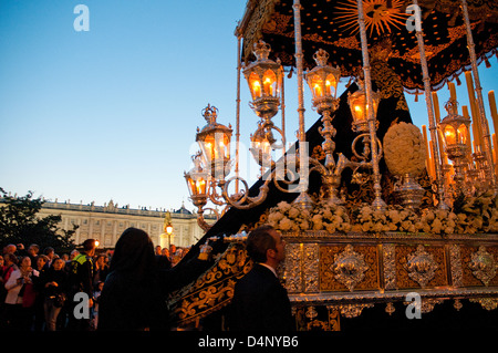 Procession de la Semaine sainte, vision de nuit. Plaza de Oriente, Madrid, Espagne. Banque D'Images