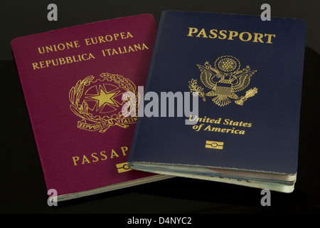 Passeport italien et américain Banque D'Images