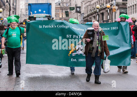 Londres, Royaume-Uni. 17 mars 2013, jour de la Saint-Patrick. De nombreuses associations et le groupe irlandais, y compris les membres de St Patrick's College, a pris part au défilé de Green Park à Whitehall. Banque D'Images