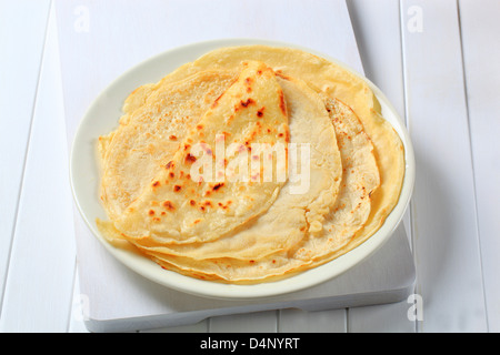 Pile de crêpes minces sur la plaque Banque D'Images