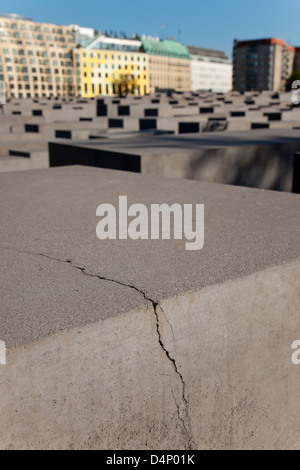 Berlin, Allemagne, des fissures dans les piliers en béton de l'Holocaust Memorial Banque D'Images